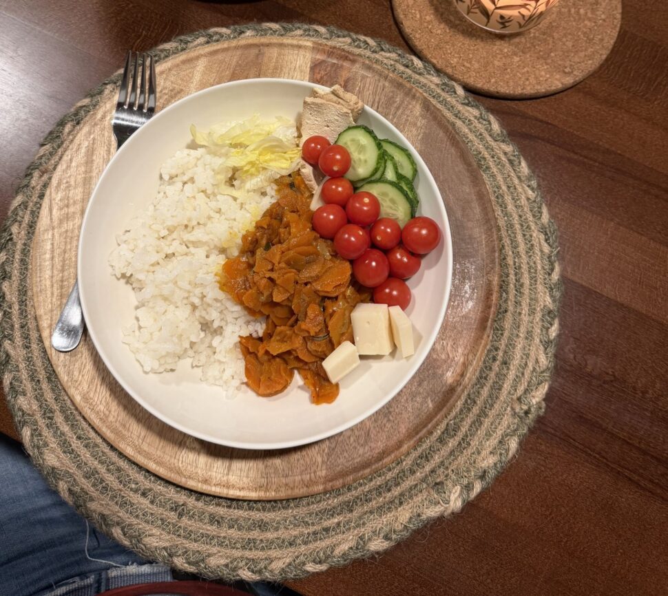 Mrkvový perkelt z koliesok mrkvy v hrnci, recept od Babiny